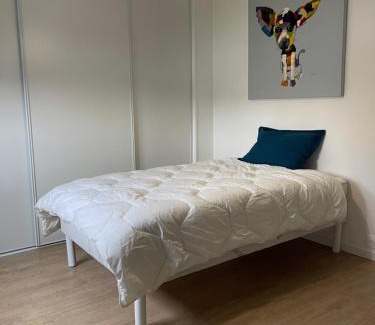 Lesigny Villa | Relax at Maison dans Résidence Américain - Family-Friendly Stay