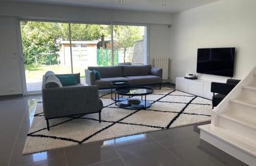 Lesigny Villa | Relax at Maison dans Résidence Américain - Family-Friendly Stay