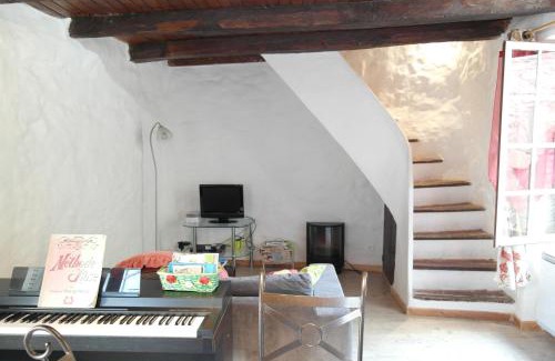 Olargues House | Cozy Village Home in Medieval Setting - Family-Friendly Stay