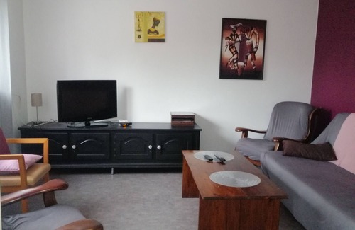 Saint-Germain House | Inviting Maison with Garden: Pet & Child Friendly Retreat