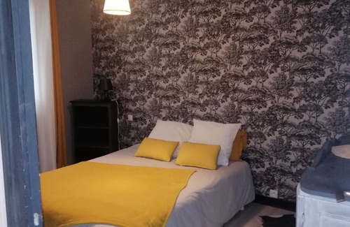 Saint-Germain House | Inviting Maison with Garden: Pet & Child Friendly Retreat