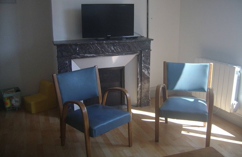 Pontlevoy House | Cozy MAISON DE BOURG: Pet-Friendly Oceanfront Retreat