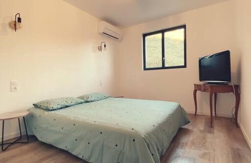 Tautavel Apartment | Charming Countryside Retreat in a Scenic Vineyard