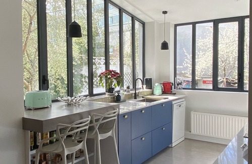 Faubourg de l'Arche Villa | Charming Maison de Campagne: Steps from Paris La Défense Arena