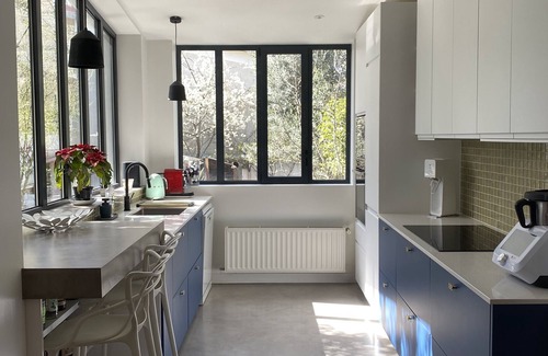 Faubourg de l'Arche Villa | Charming Maison de Campagne: Steps from Paris La Défense Arena