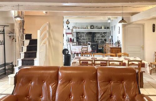 Chastreix House | Idyllic Retreat: 6-Bedroom Property with Garden & Wifi