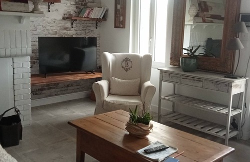 Pontenx-les-Forges Bed & Breakfast | Charming Maison de Charme: Near Ocean & Lakes, Family-Friendly
