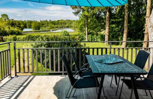Ouzouer-sur-Trezee House | Cozy Lakeview Retreat with Garden and Free WiFi in Ouzouer