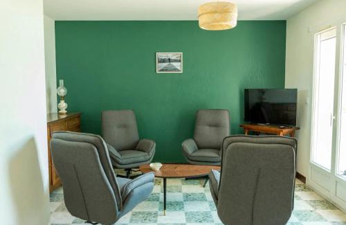 Ouzouer-sur-Trezee House | Cozy Lakeview Retreat with Garden and Free WiFi in Ouzouer
