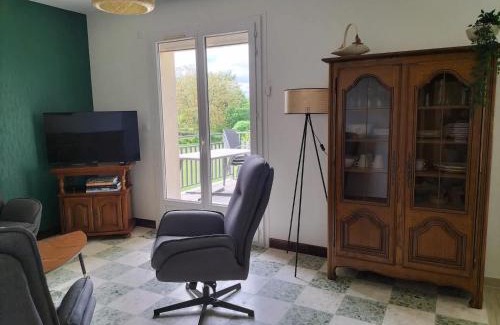 Ouzouer-sur-Trezee House | Cozy Lakeview Retreat with Garden and Free WiFi in Ouzouer