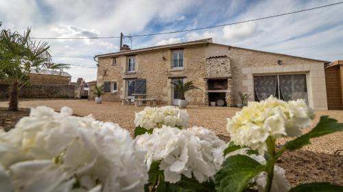 Arcay House | Relaxing Retreat at Maison de Charme with Jacuzzi Access