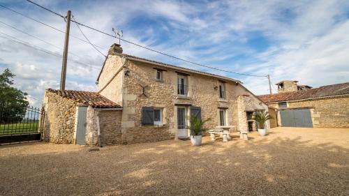 Arcay House | Relaxing Retreat at Maison de Charme with Jacuzzi Access