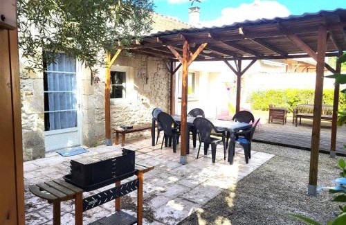 Meursac House | Cozy 2-Bedroom Retreat with Pool & Spa in Meursac
