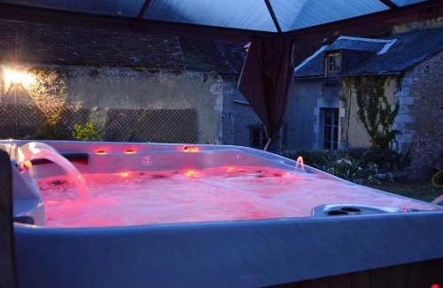 Le Blanc House | Welcoming Maison de 3 Chambres with Jacuzzi and Garden