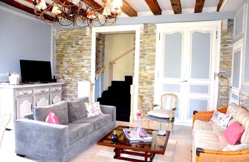 Le Blanc House | Welcoming Maison de 3 Chambres with Jacuzzi and Garden