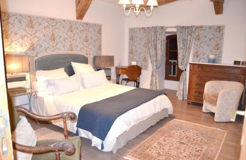 Le Blanc House | Welcoming Maison de 3 Chambres with Jacuzzi and Garden