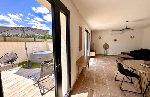 Molleges House | Relaxing Ocean View Retreat with Hot Tub & Spa Amenities