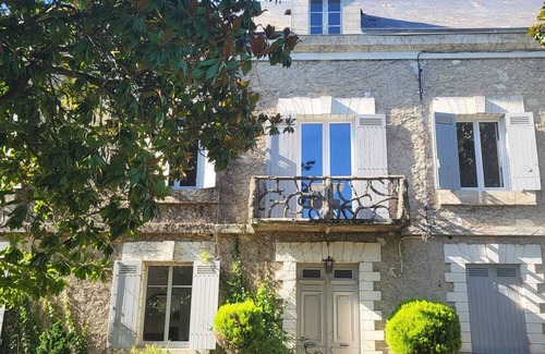 Montcaret House | Discover Maison de Charme: Pool, Air Conditioning & Family Friendly