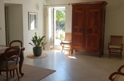 Caderousse House | Cozy Maison de Charme - l'Intimiste: Highly Rated Retreat