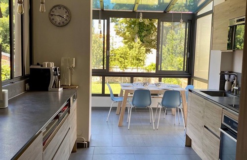Versailles House | Maison de Famille: Tranquil Retreat in City Center