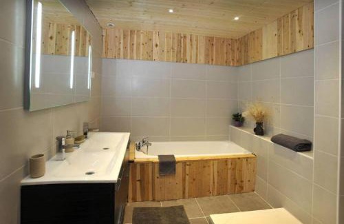 Saint-Georges-de-Levejac House | Relaxing Retreat: Maison de 4 Chambres in Saint Georges