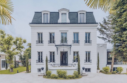 La Varenne Saint-Hilaire House | Elegant Maison de Prestige with Pool Near Paris Attractions