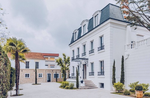La Varenne Saint-Hilaire House | Elegant Maison de Prestige with Pool Near Paris Attractions