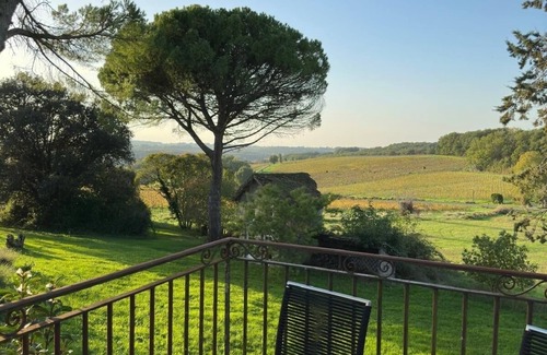 Pomport House | Maison de maitre with beautiful views over the vineyards. Large swimming pool.