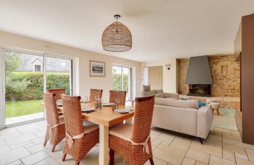 Saint-Gildas-de-Rhuys House | Elegant Maison de Pierre with Beautiful Garden for Families