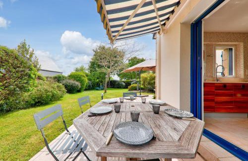 Saint-Gildas-de-Rhuys House | Elegant Maison de Pierre with Beautiful Garden for Families