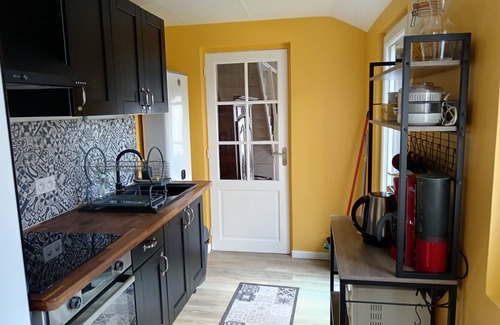 Kerroch House | Cozy Maison de Pecheur: Ideal for Families & Pet Lovers