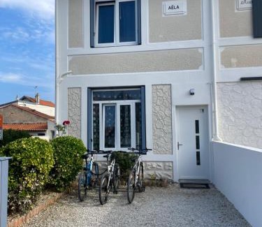 Quartier des Dunes House | Beachfront Escape: Family and Pet-Friendly Retreat