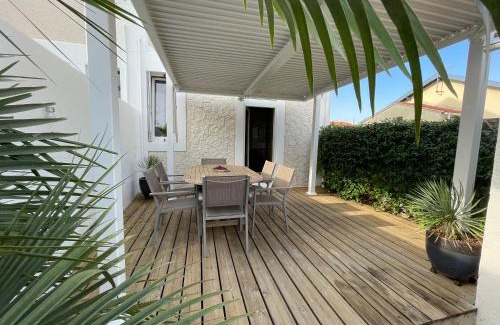 Quartier des Dunes House | Beachfront Escape: Family and Pet-Friendly Retreat