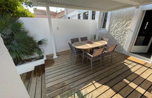 Quartier des Dunes House | Beachfront Escape: Family and Pet-Friendly Retreat