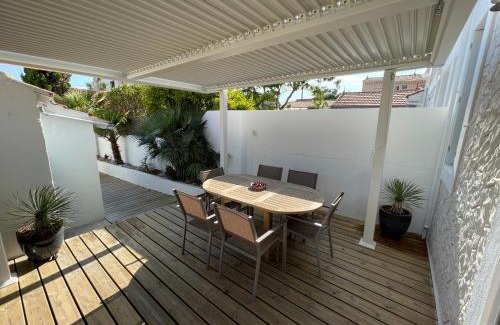 Quartier des Dunes House | Beachfront Escape: Family and Pet-Friendly Retreat