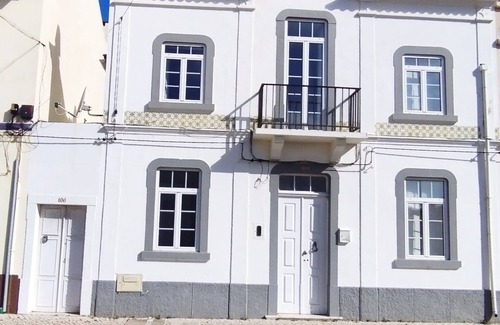 Sao Pedro Villa | Idyllic Maison de Plage: Pet-Friendly Fisherman's Retreat