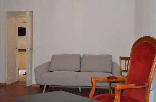 Reuilly House | Cozy Retreat with Garden and Parking, 10 Min from Vineyards