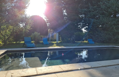 Le Thor House | Maison de Vacances: Poolside Relaxation in a Garden Oasis