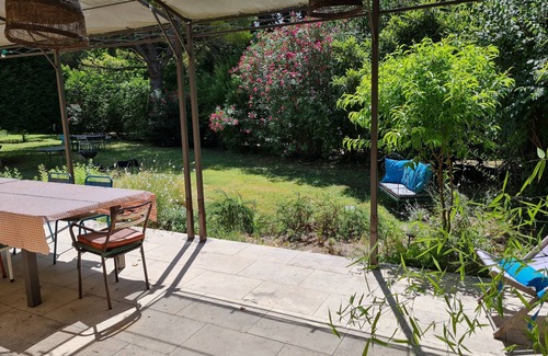 Le Thor House | Maison de Vacances: Poolside Relaxation in a Garden Oasis