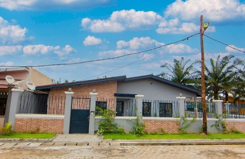 Douala Villa | Family-Friendly Maison de Vacances with Pet Amenities