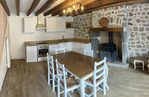 Jassat House | Cozy Stay at Maison de Varennes with Breakfast Included