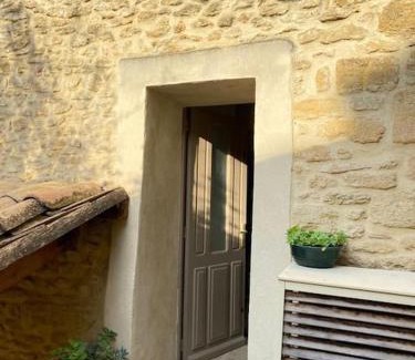 Chateauneuf-du-Pape Apartment | Panoramic Village Retreat with Family-Friendly Amenities