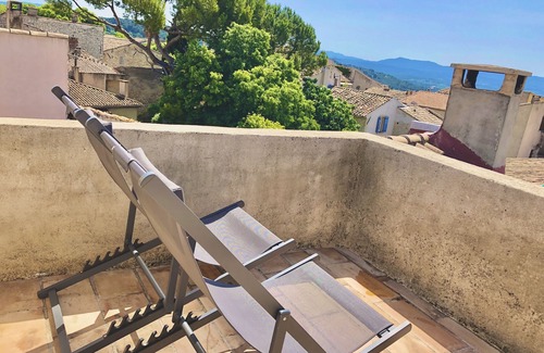 Eguilles House | Enchanting Maison de Village with Scenic Views