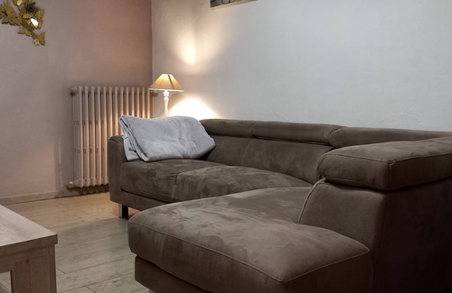 Vedene House | Charming Maison de Village Provencale: Family-Friendly Retreat