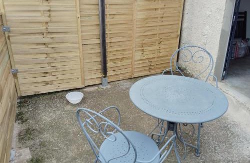 Sarrians House | Quaint Maison de village Sarrians: Family & Pet Friendly Stay