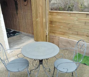 Sarrians House | Quaint Maison de village Sarrians: Family & Pet Friendly Stay