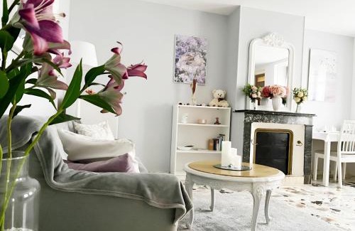 Flagy House | Elegant Suite Baroque: Family-Friendly Getaway Near Paris