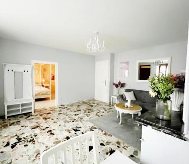 Flagy House | Elegant Suite Baroque: Family-Friendly Getaway Near Paris