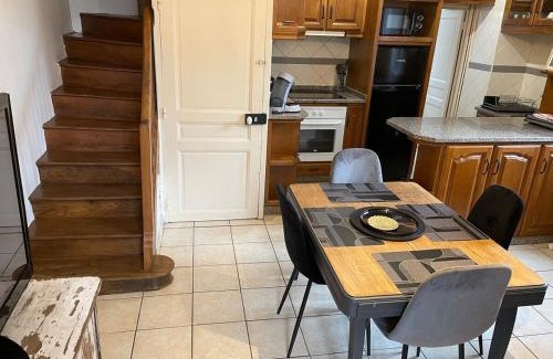 Chablis Apartment | Cozy Townhouse with Free Parking for Families and Pets