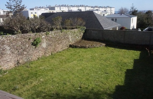 Rive Droite House | Maison de Ville: Family-Friendly Stay with Garden Views